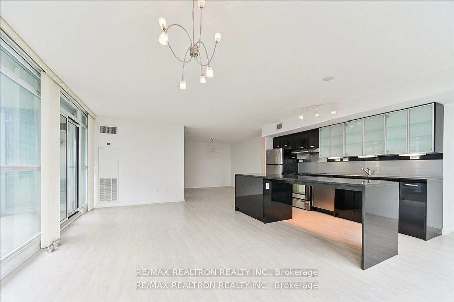 15, Singer, Bayview Village, Toronto