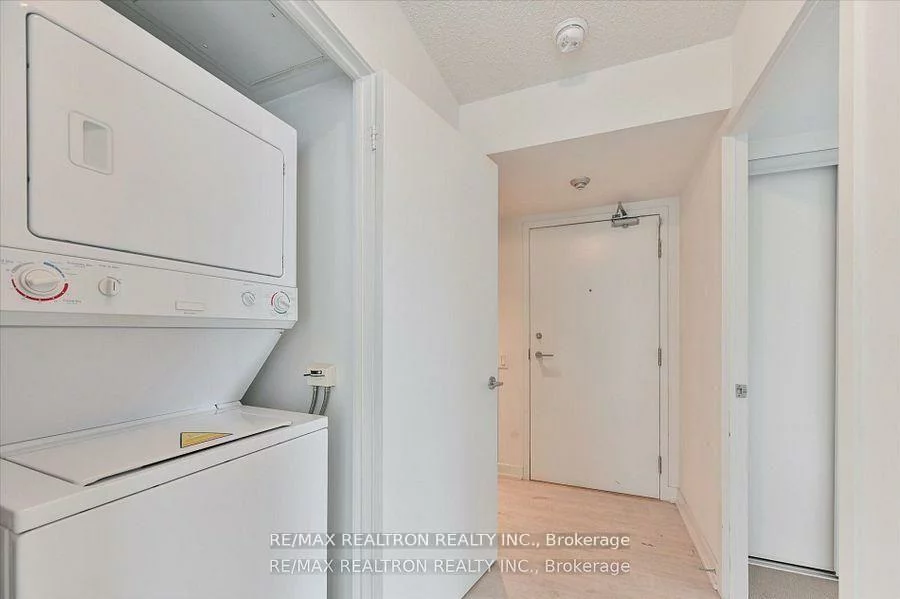 15, Singer, Bayview Village, Toronto