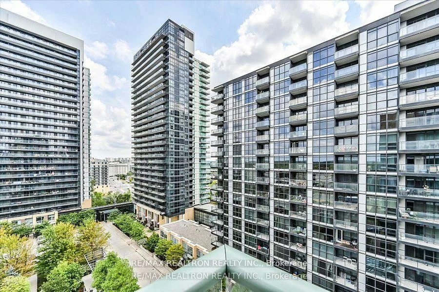 15, Singer, Bayview Village, Toronto