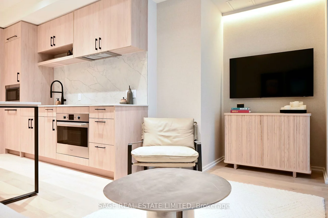 109, Erskine, Mount Pleasant West, Toronto