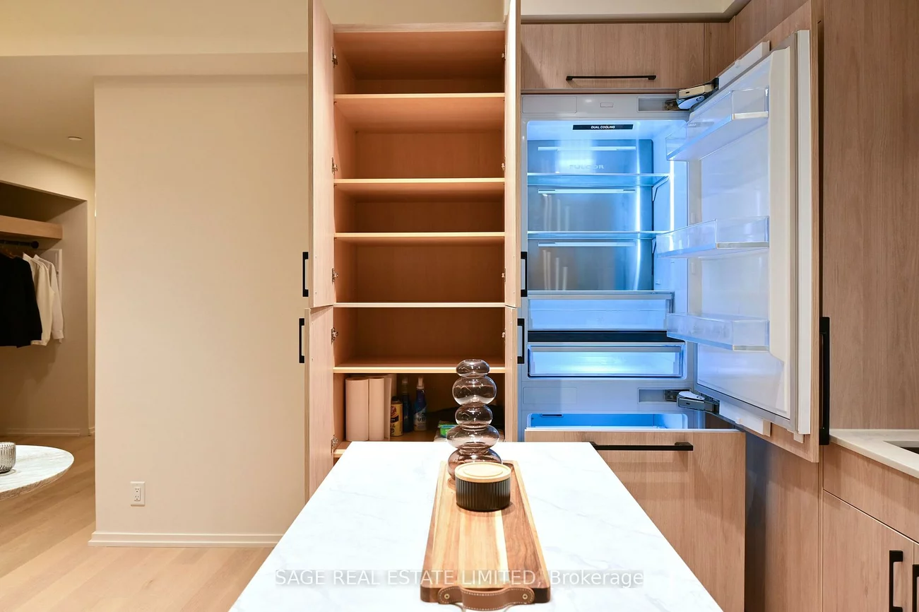 109, Erskine, Mount Pleasant West, Toronto