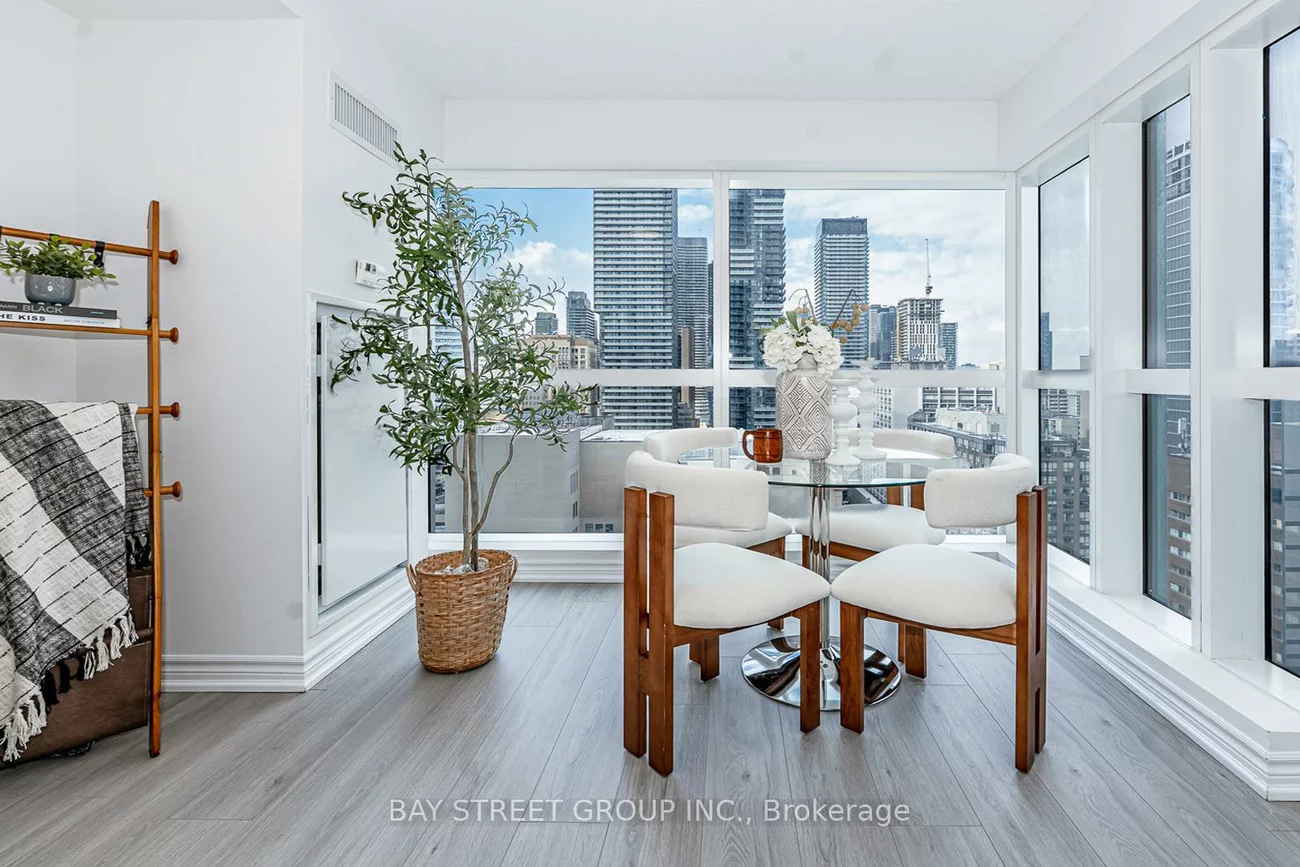 386, Yonge, Bay Street Corridor, Toronto