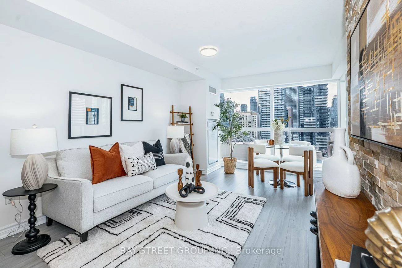 386, Yonge, Bay Street Corridor, Toronto