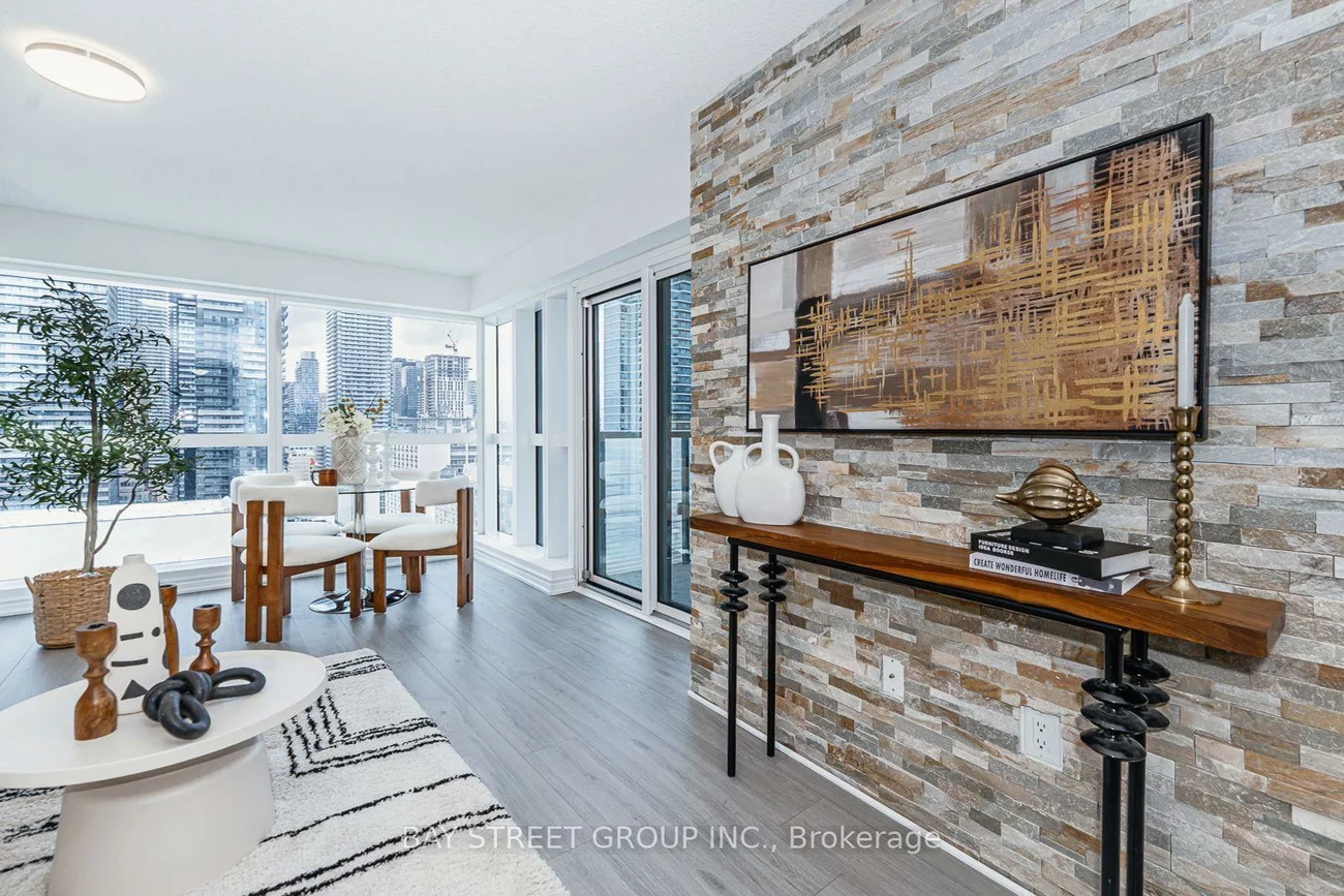 386, Yonge, Bay Street Corridor, Toronto