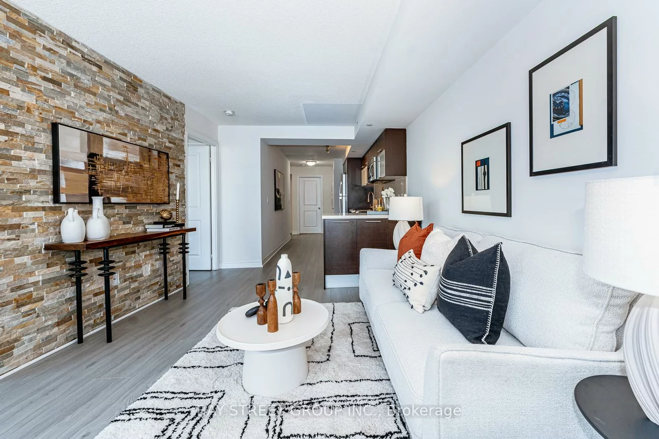 386, Yonge, Bay Street Corridor, Toronto