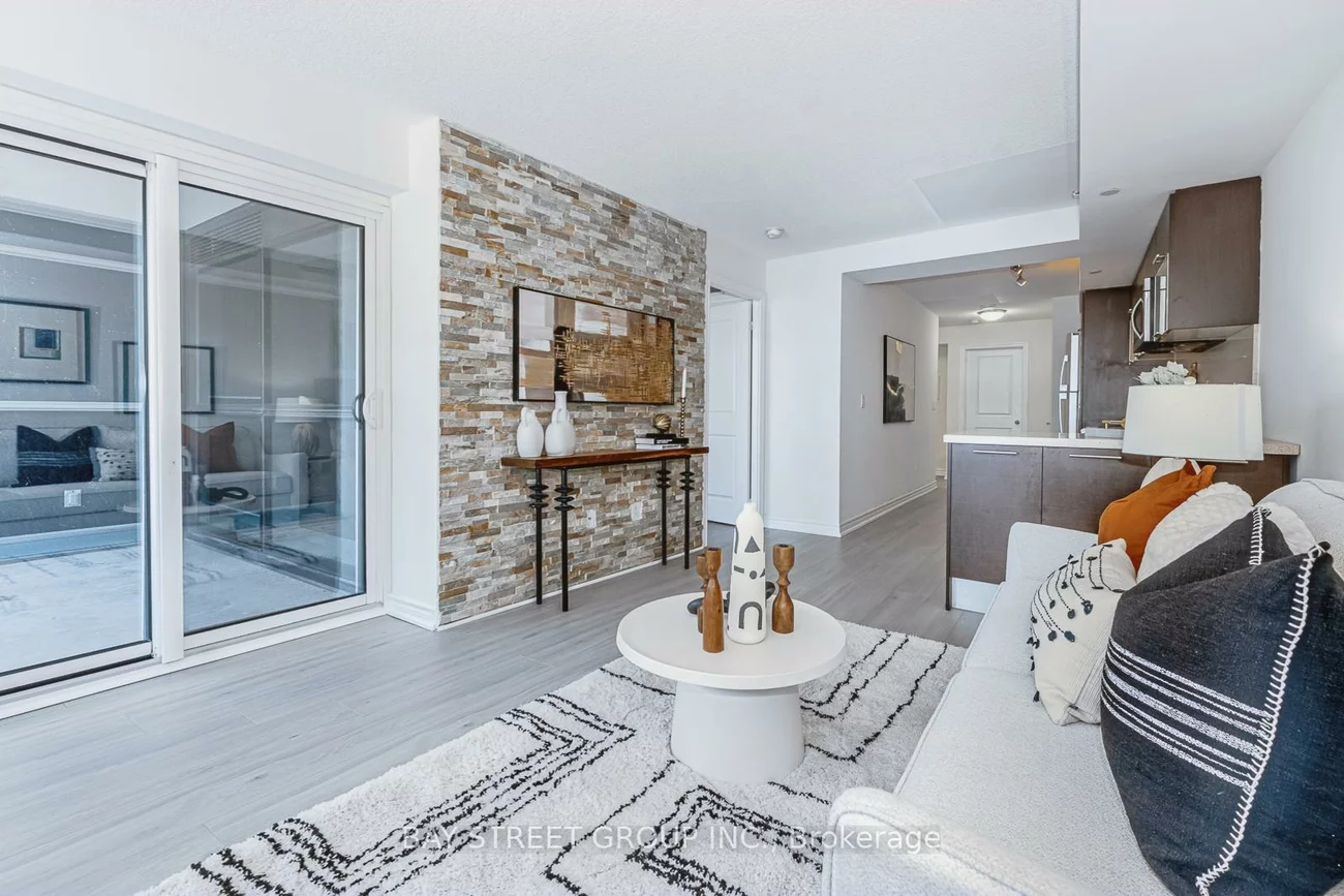 386, Yonge, Bay Street Corridor, Toronto