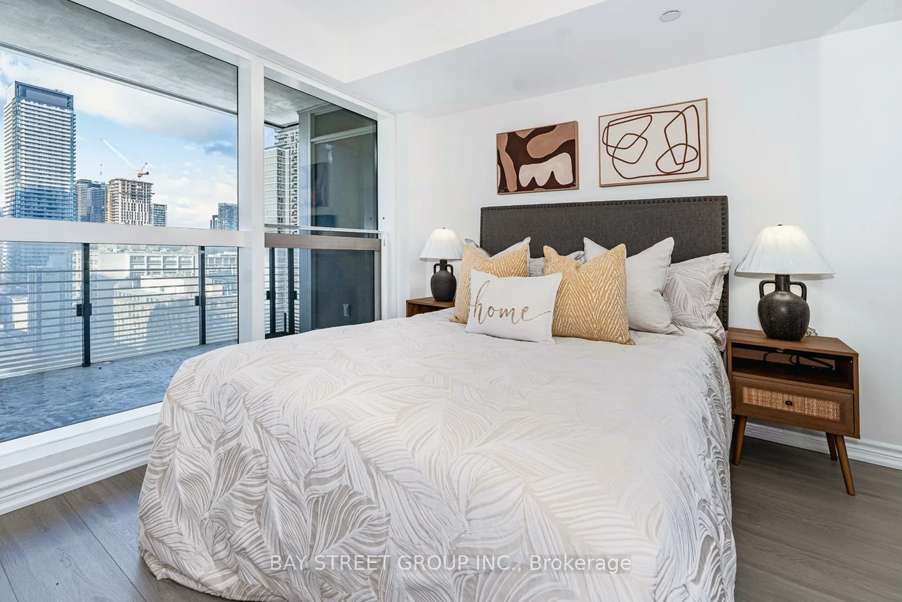 386, Yonge, Bay Street Corridor, Toronto