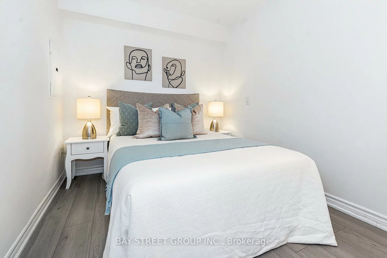 386, Yonge, Bay Street Corridor, Toronto