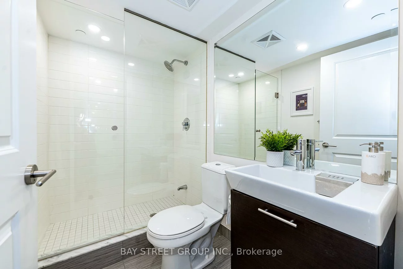 386, Yonge, Bay Street Corridor, Toronto