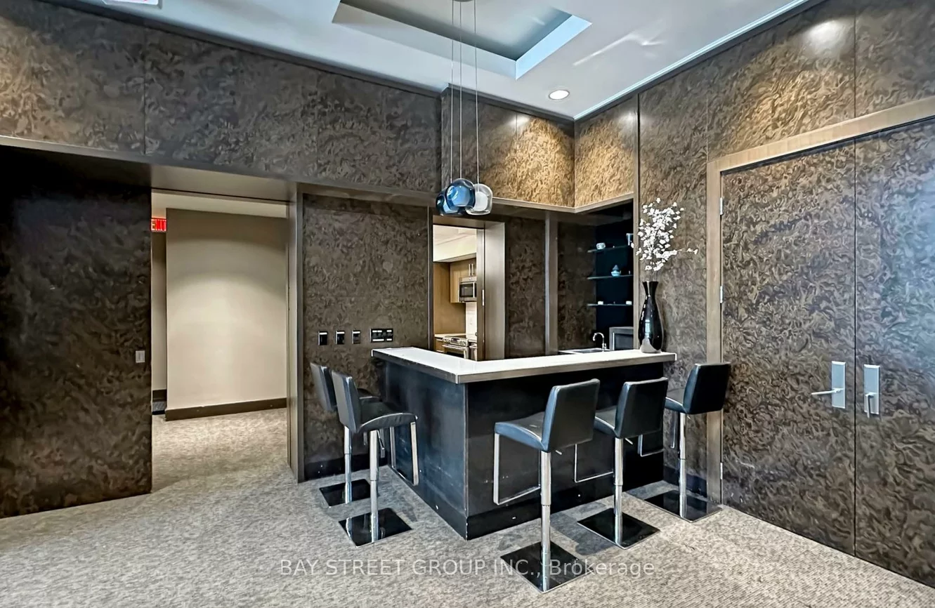 386, Yonge, Bay Street Corridor, Toronto