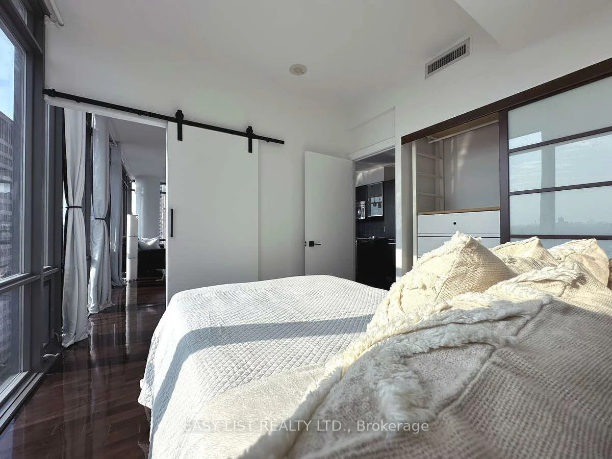 37, Grosvenor, Bay Street Corridor, Toronto