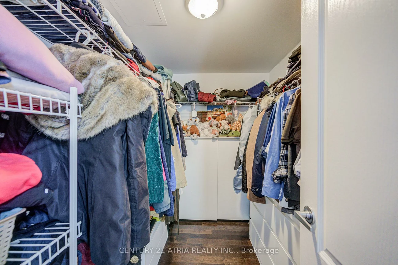 17, Barberry, Bayview Village, Toronto