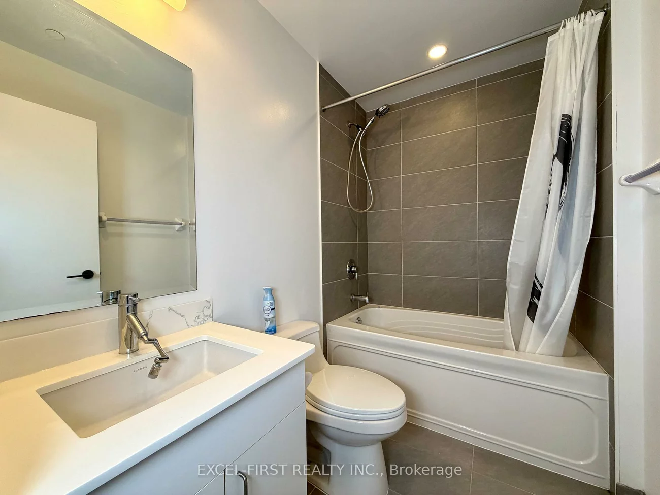 426, University, Kensington-Chinatown, Toronto