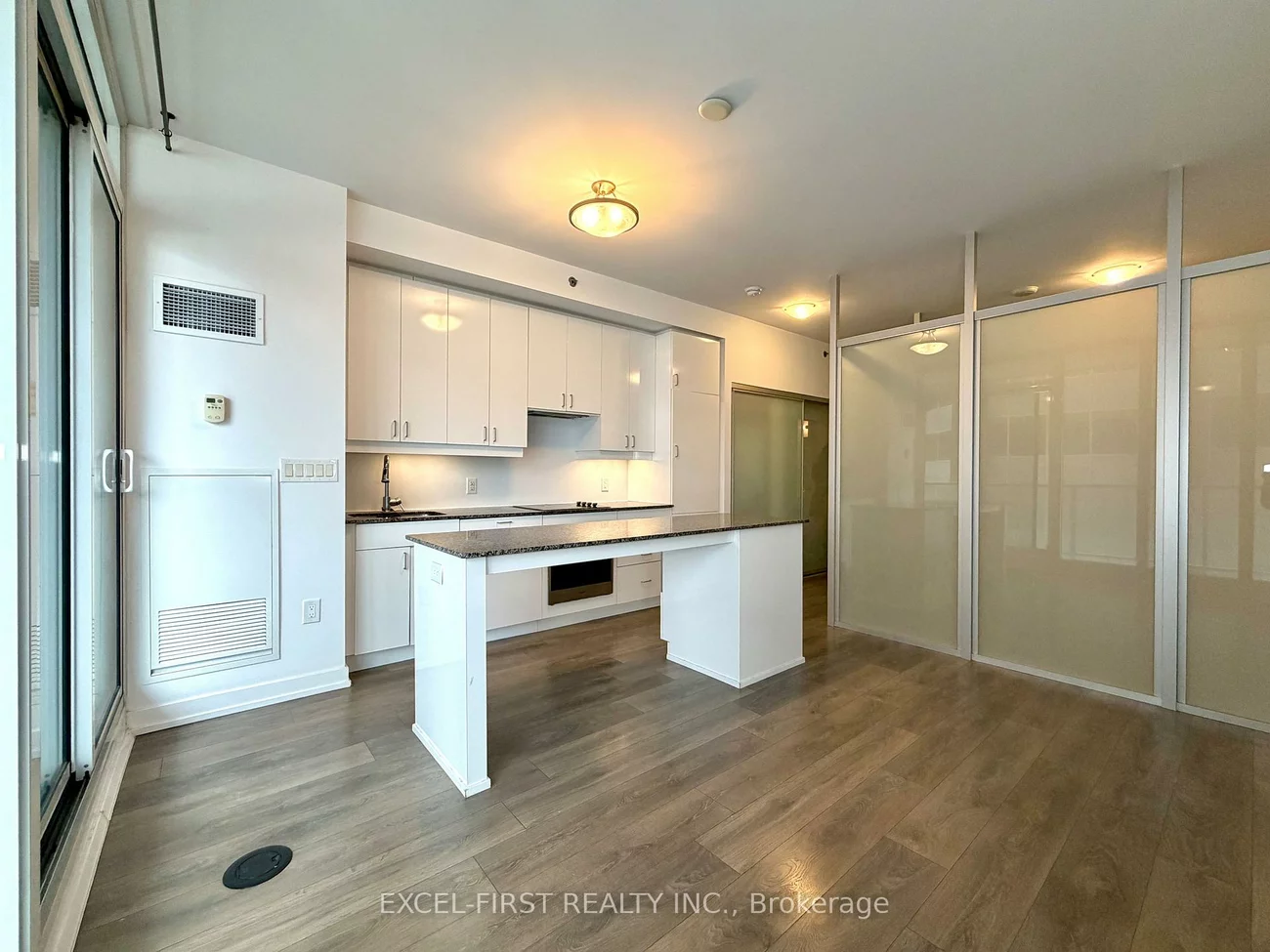 426, University, Kensington-Chinatown, Toronto