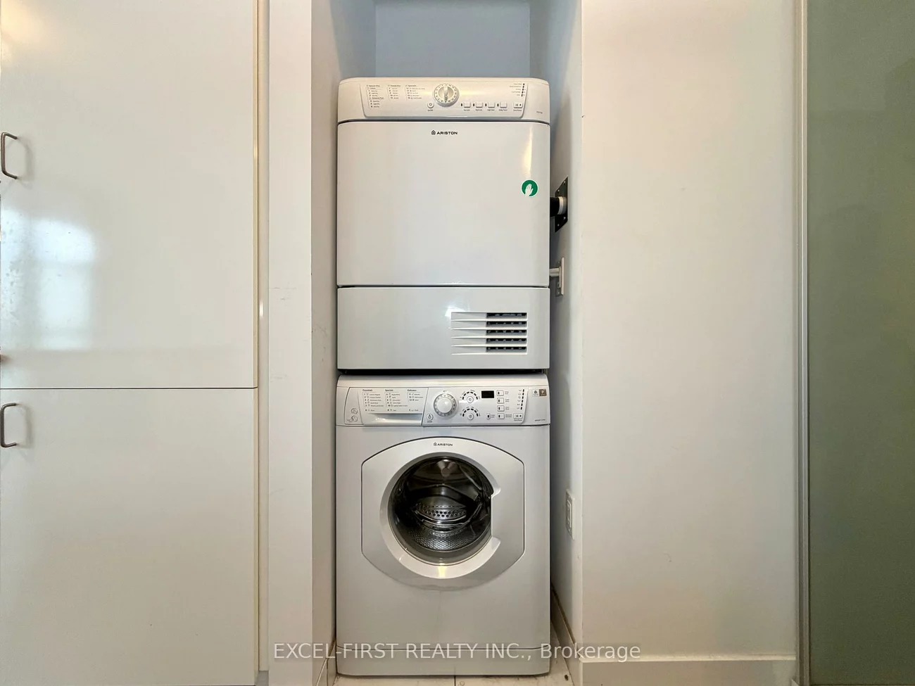 426, University, Kensington-Chinatown, Toronto