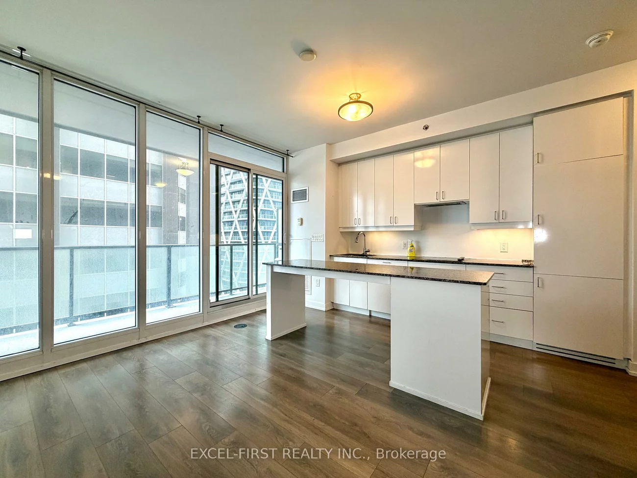 426, University, Kensington-Chinatown, Toronto