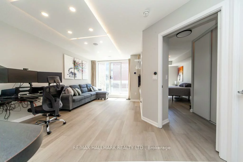 330, Adelaide, Moss Park, Toronto