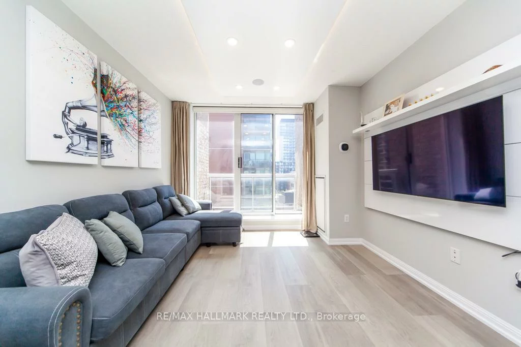 330, Adelaide, Moss Park, Toronto