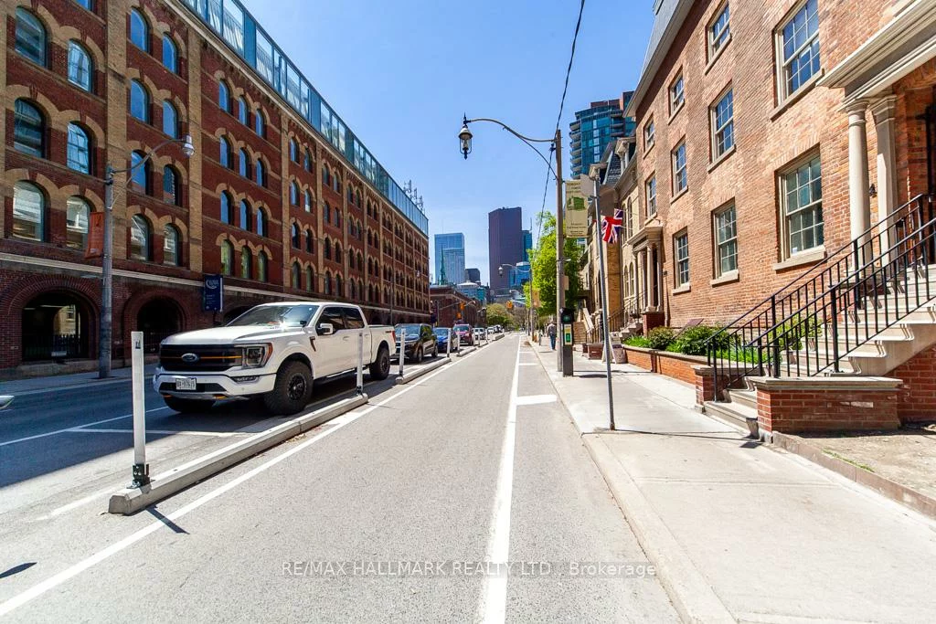 330, Adelaide, Moss Park, Toronto