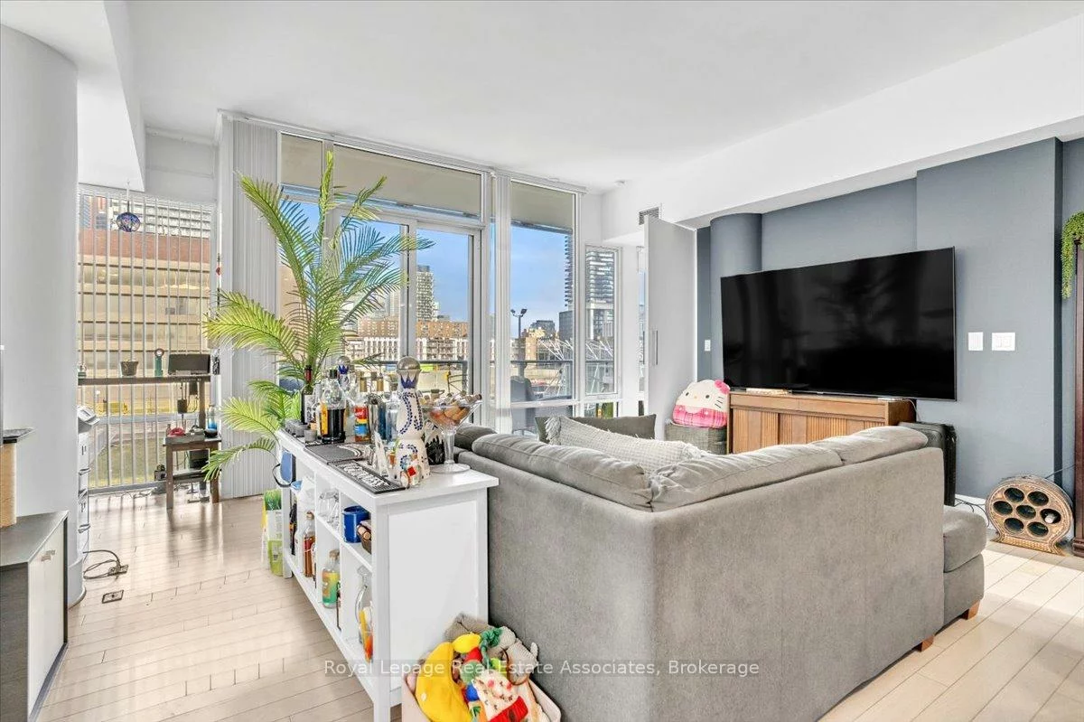 29, Queens, Waterfront Communities C8, Toronto