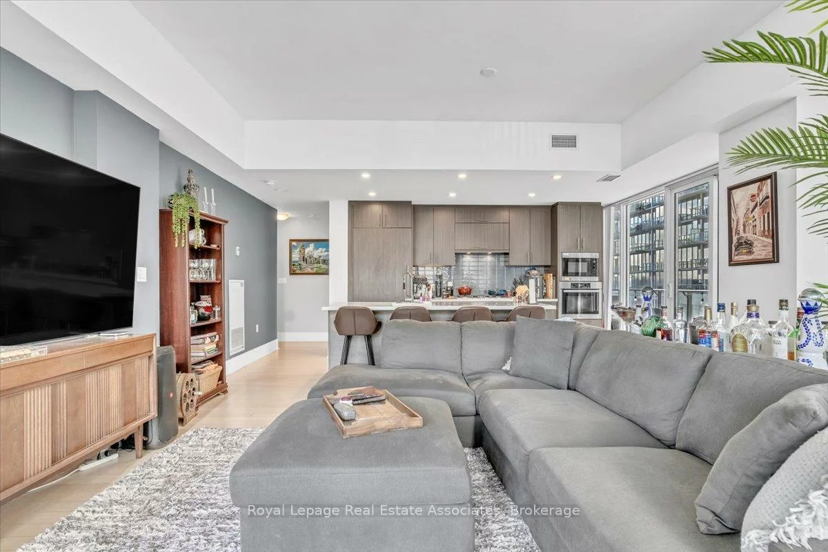 29, Queens, Waterfront Communities C8, Toronto