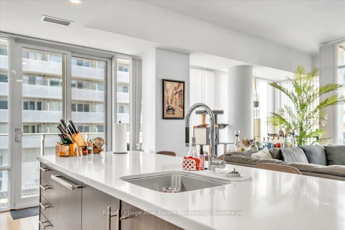 29, Queens, Waterfront Communities C8, Toronto