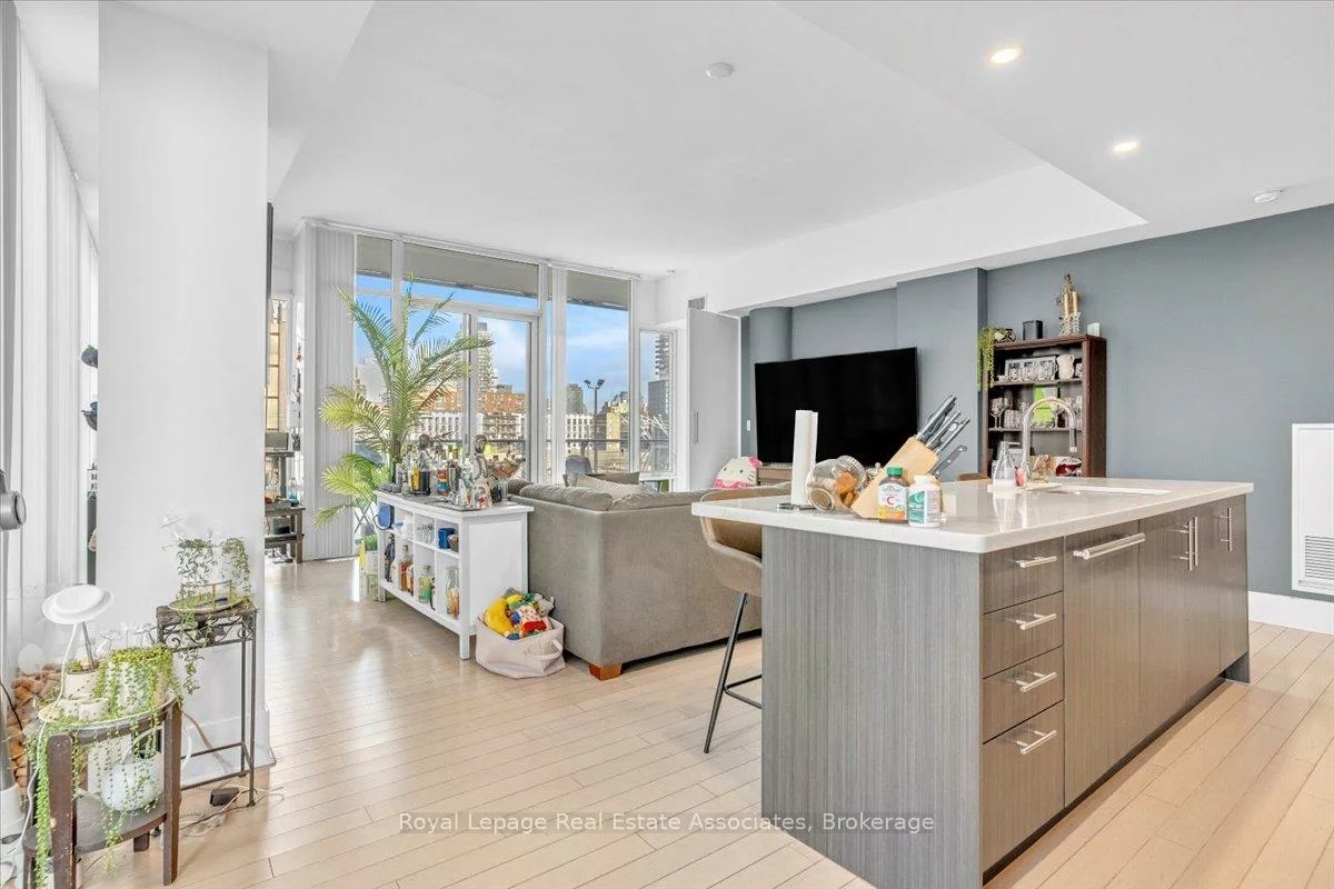 29, Queens, Waterfront Communities C8, Toronto