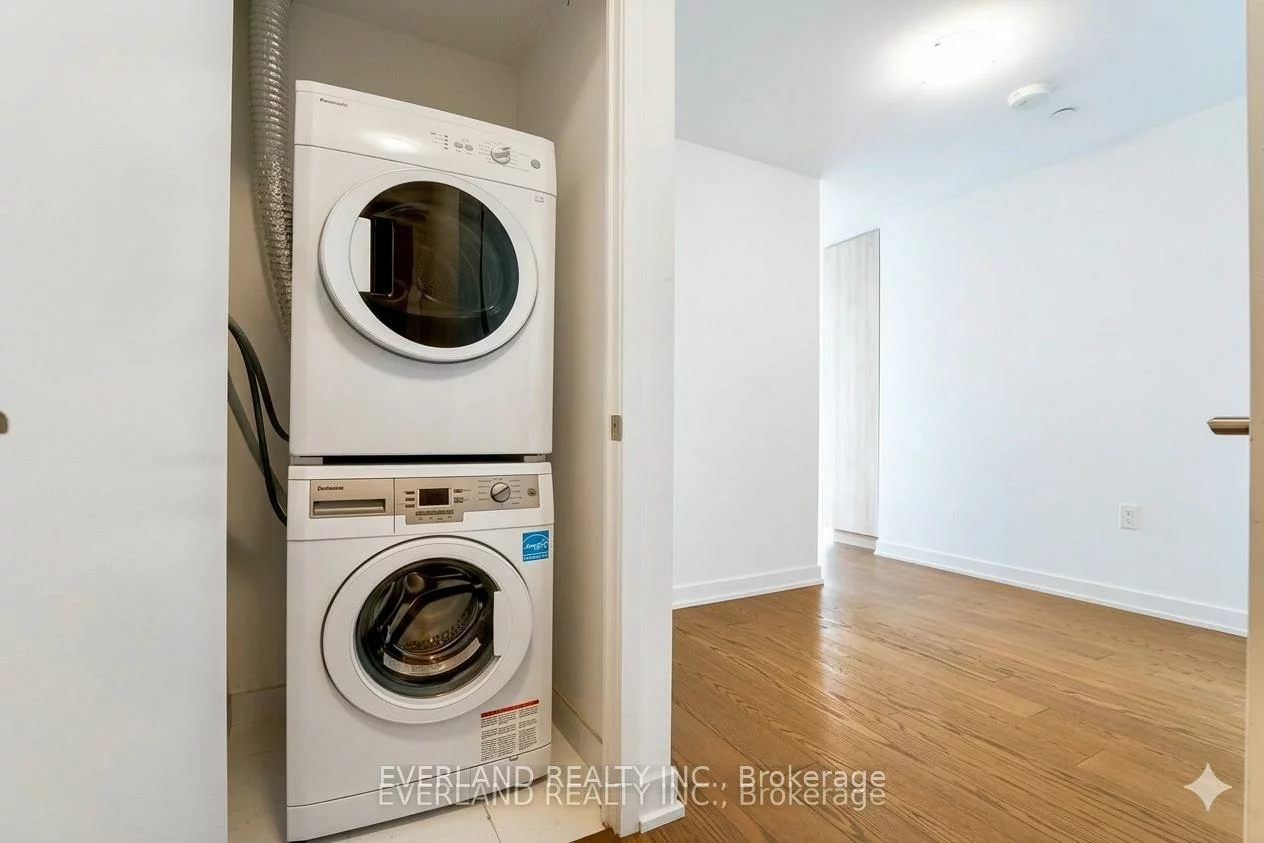 11, Wellesley, Bay Street Corridor, Toronto