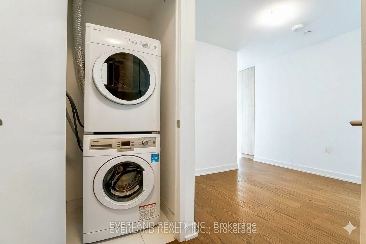 11, Wellesley, Bay Street Corridor, Toronto