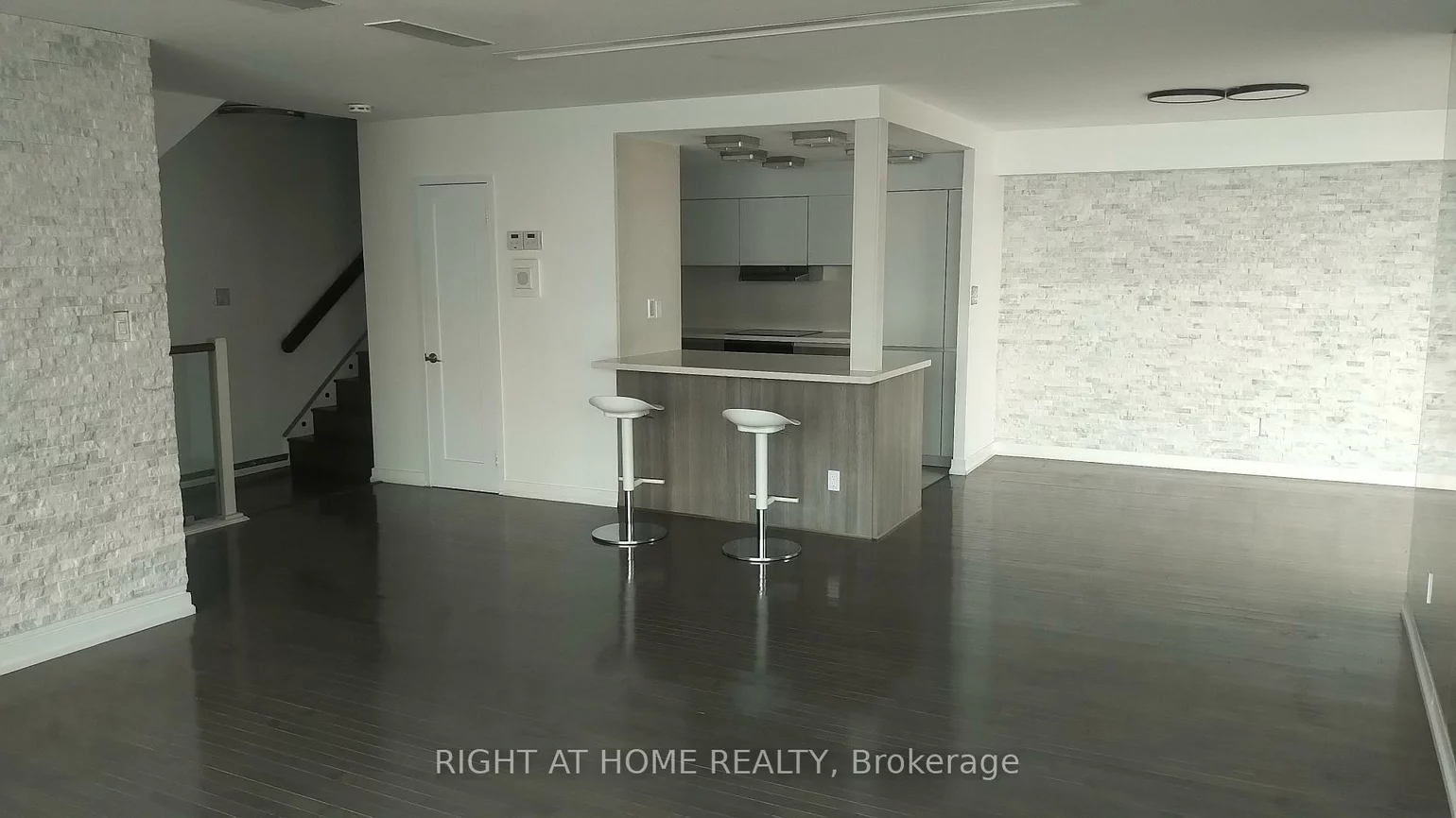 33, Harbour, Waterfront Communities C1, Toronto