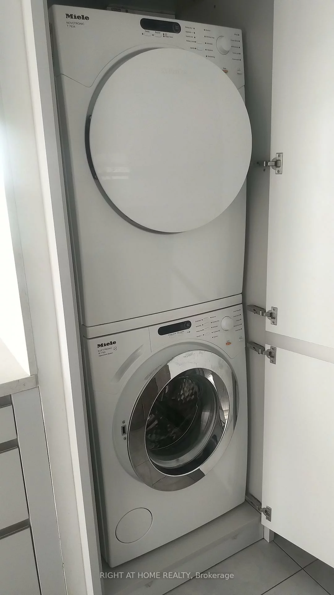 33, Harbour, Waterfront Communities C1, Toronto