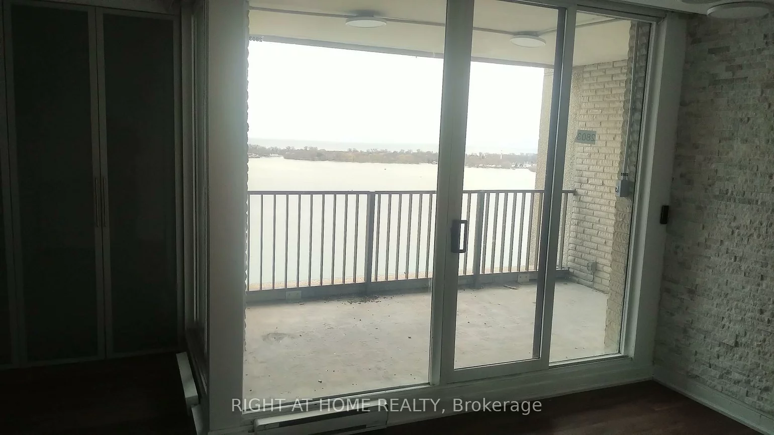 33, Harbour, Waterfront Communities C1, Toronto