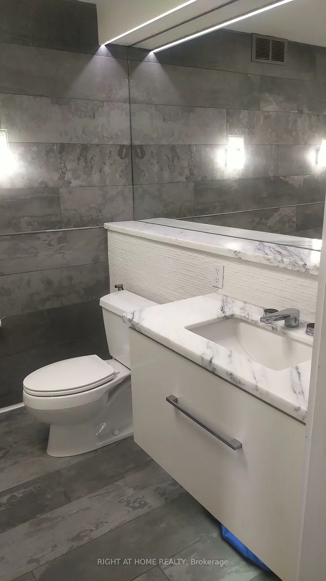 33, Harbour, Waterfront Communities C1, Toronto