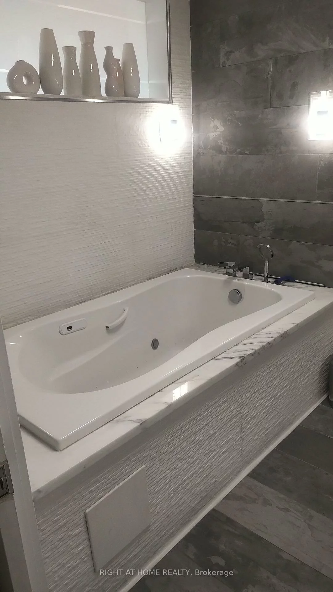 33, Harbour, Waterfront Communities C1, Toronto