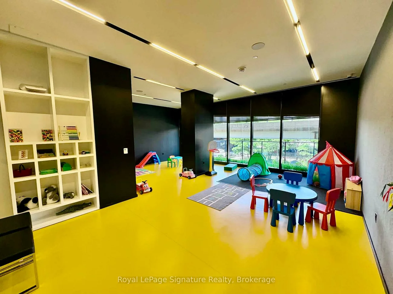 21, Lawren Harris, Waterfront Communities C8, Toronto