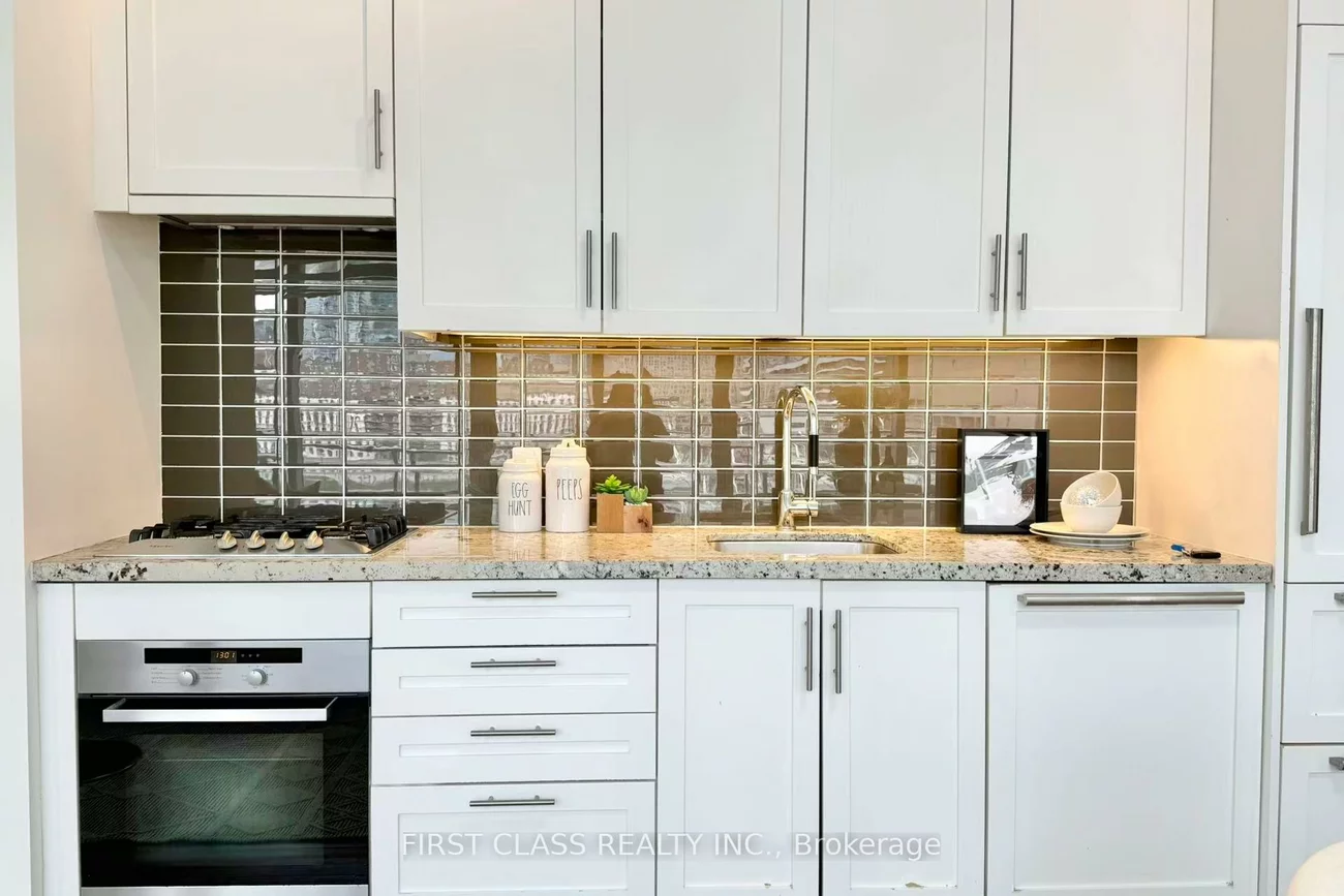 39, Queens, Waterfront Communities C1, Toronto