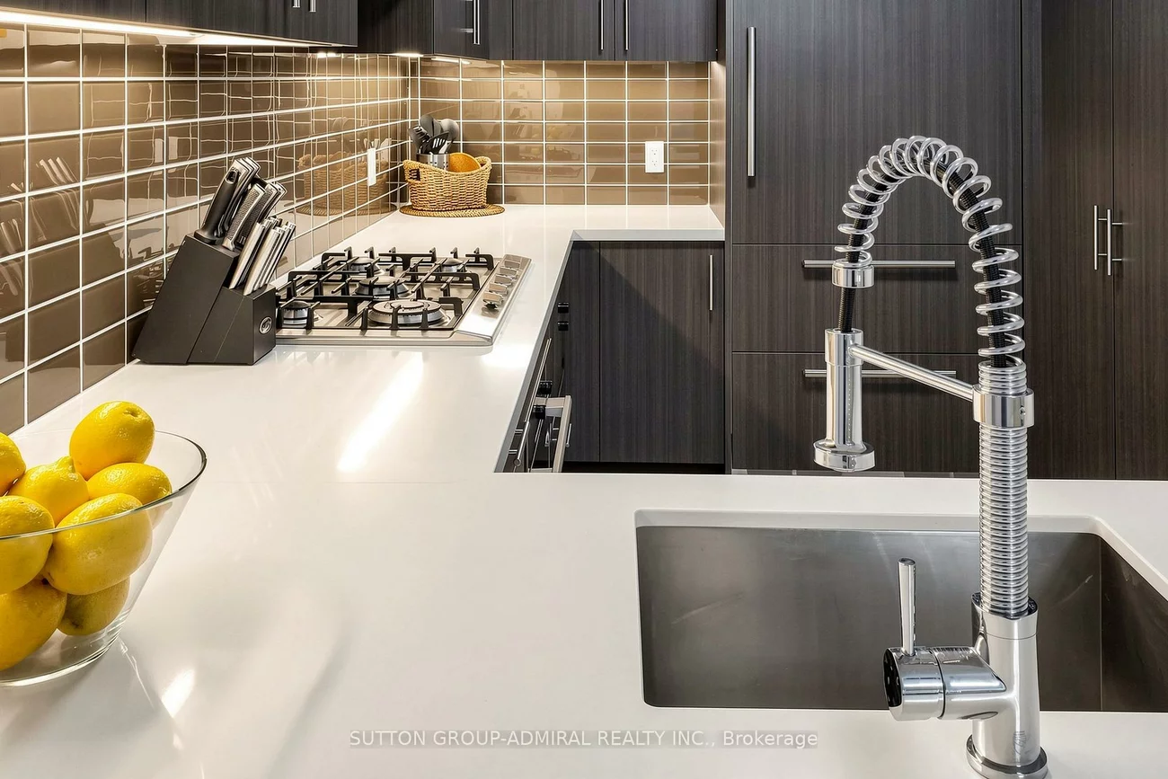39, Queens, Waterfront Communities C8, Toronto