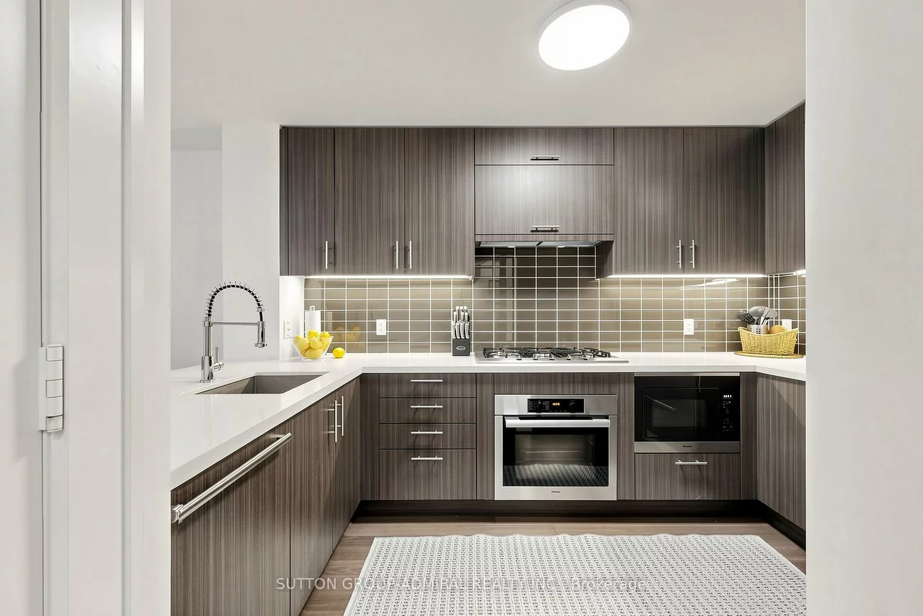 39, Queens, Waterfront Communities C8, Toronto