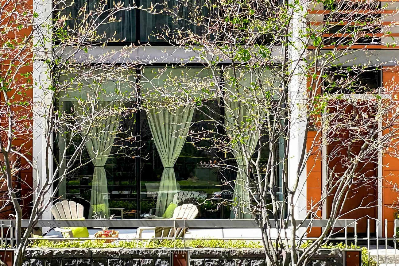 39, Queens, Waterfront Communities C8, Toronto