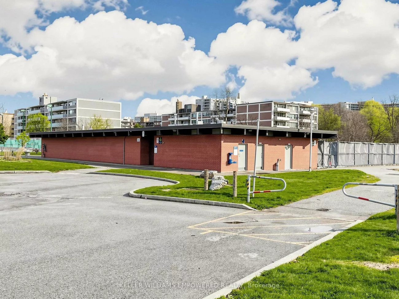 1, Leaside Park, Leaside, Toronto