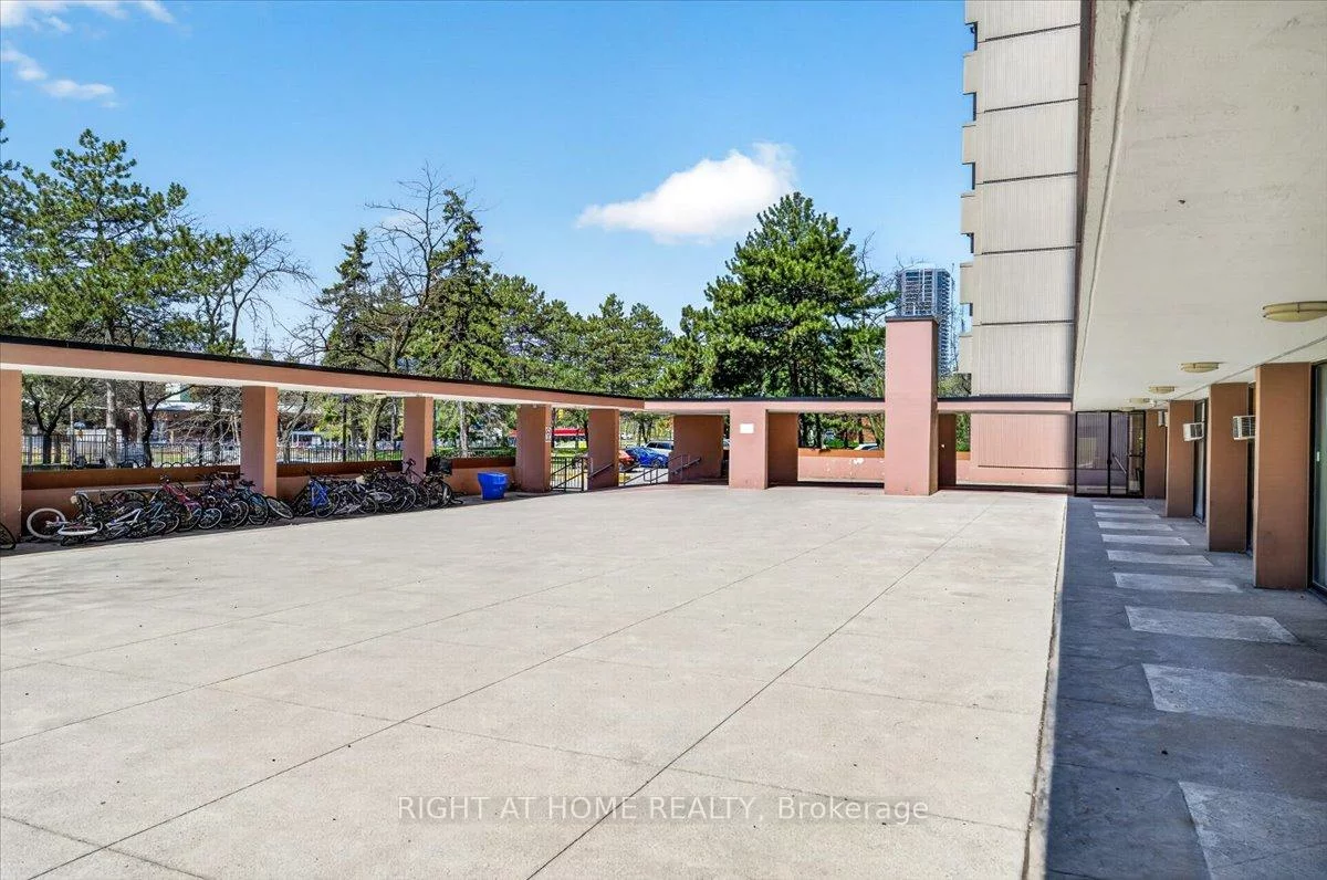 100, Leeward, Flemingdon Park, Toronto