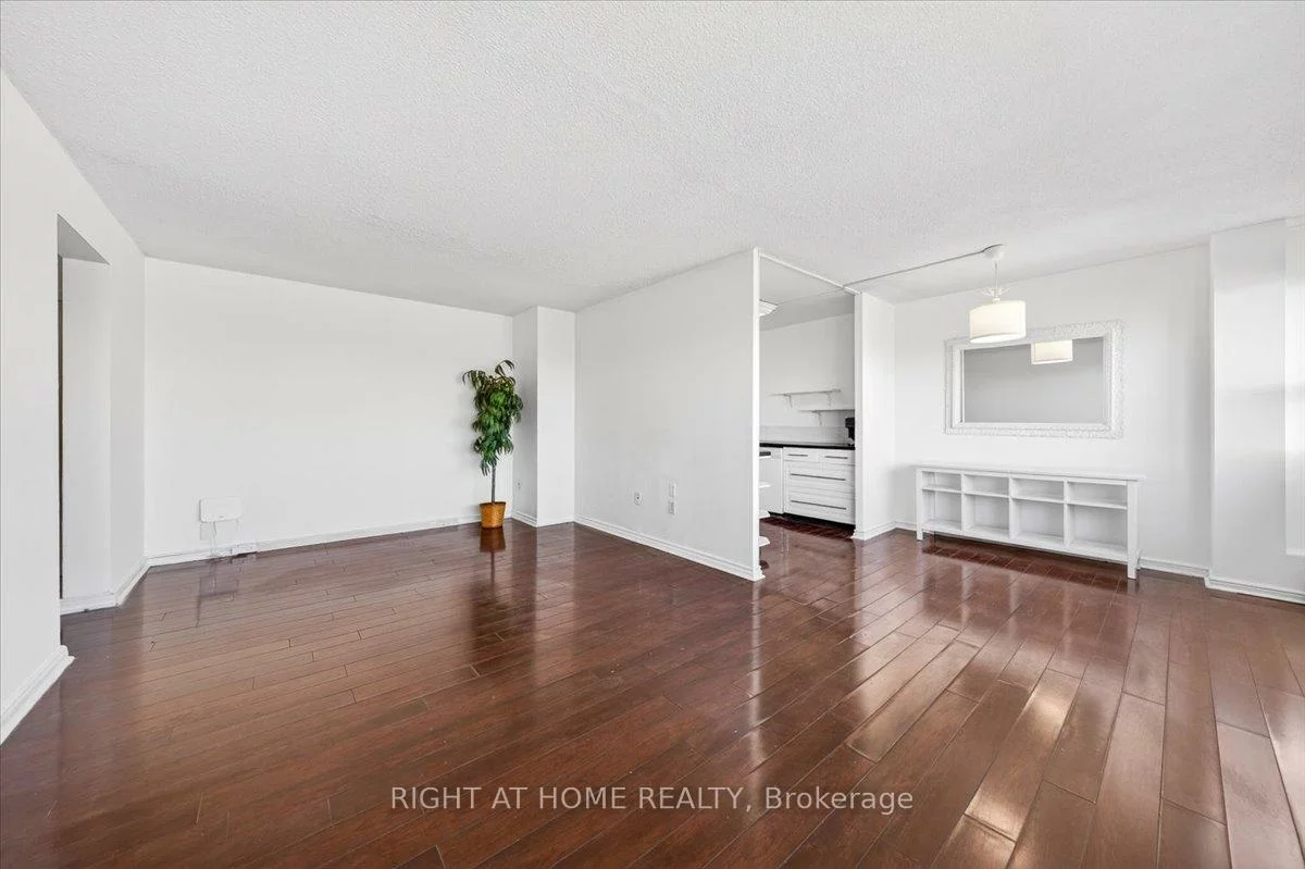 100, Leeward, Flemingdon Park, Toronto