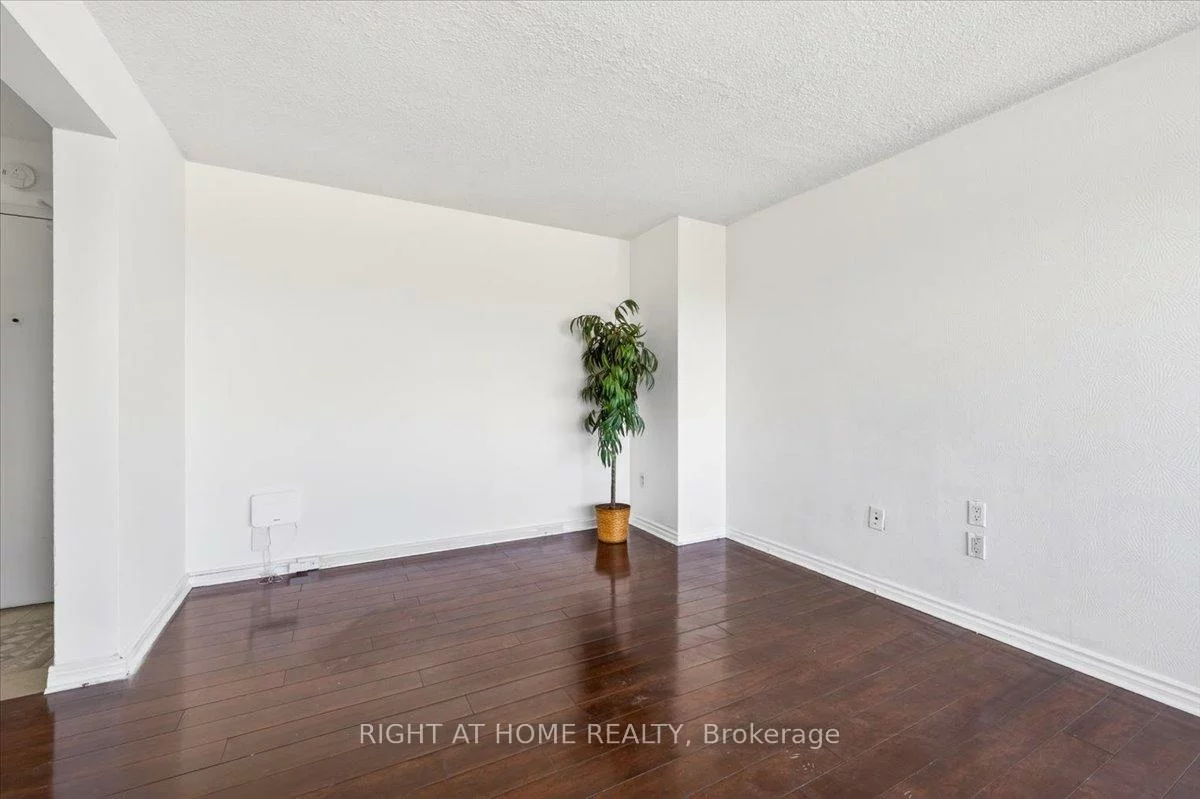 100, Leeward, Flemingdon Park, Toronto