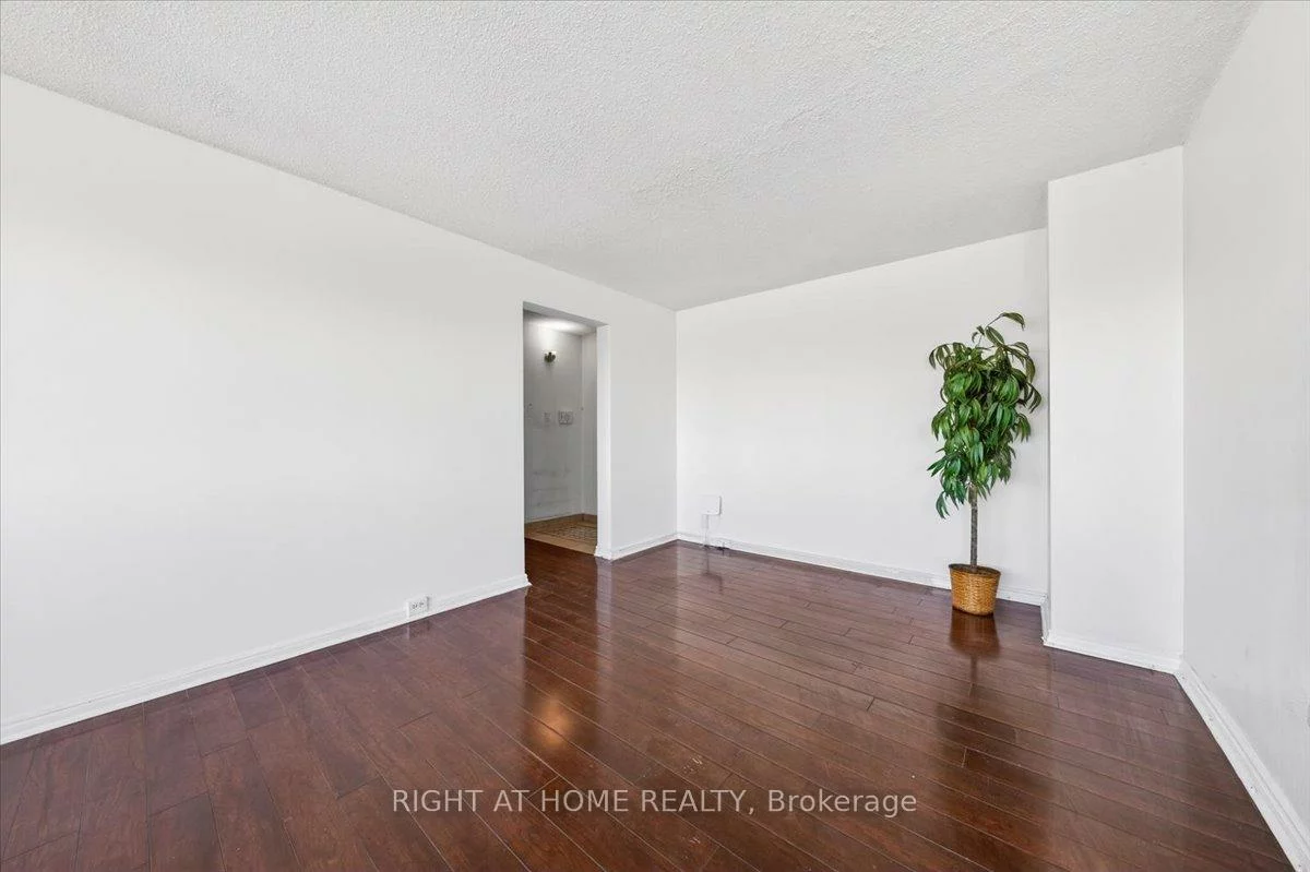 100, Leeward, Flemingdon Park, Toronto