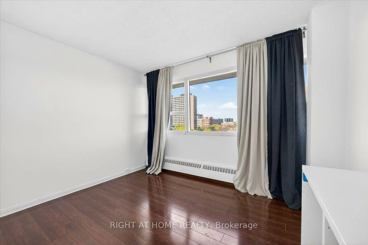 100, Leeward, Flemingdon Park, Toronto