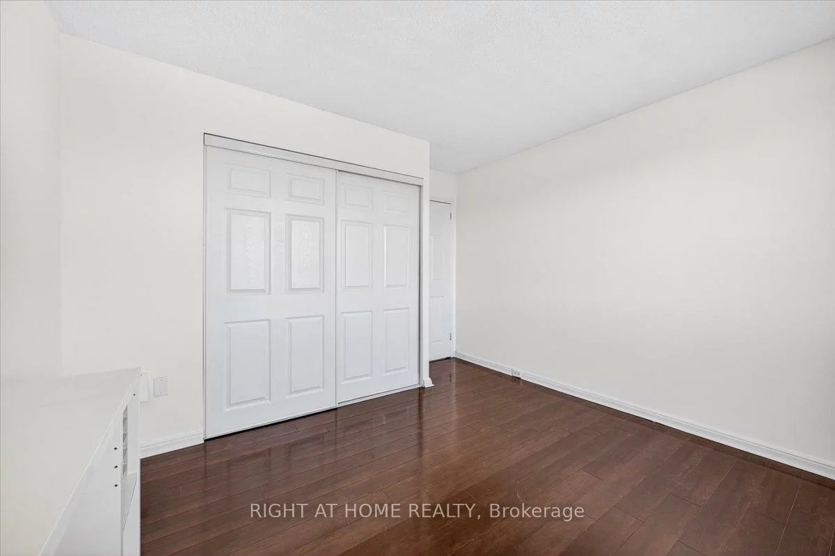 100, Leeward, Flemingdon Park, Toronto