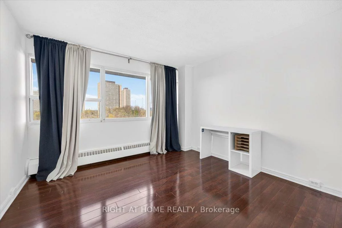 100, Leeward, Flemingdon Park, Toronto