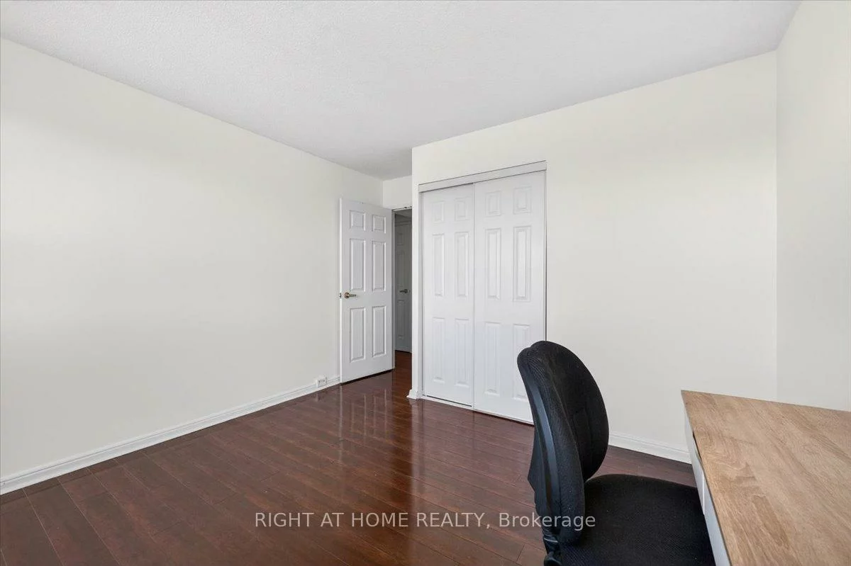 100, Leeward, Flemingdon Park, Toronto