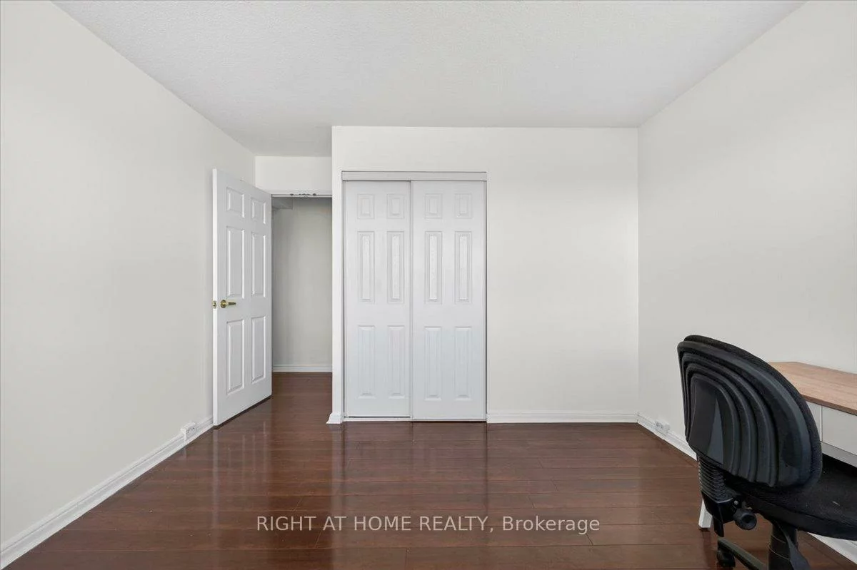 100, Leeward, Flemingdon Park, Toronto