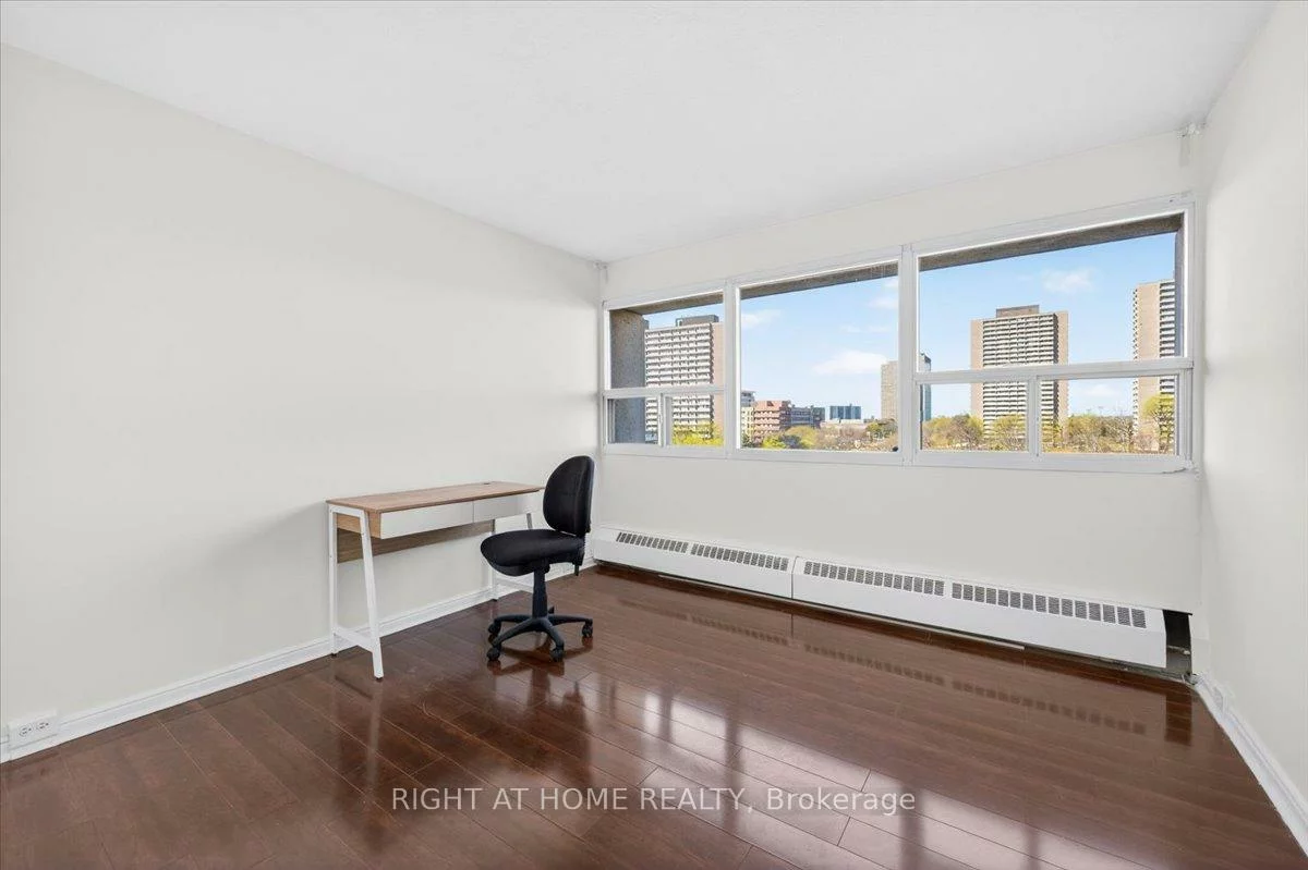 100, Leeward, Flemingdon Park, Toronto